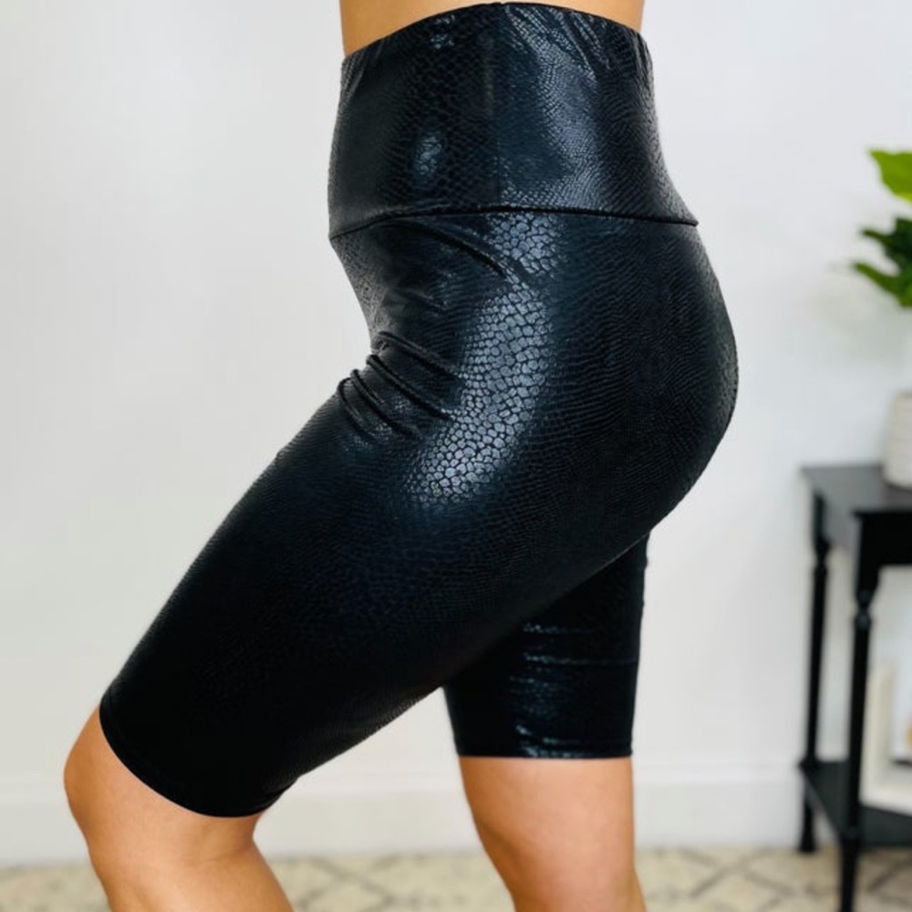 NWT:  Black White Birch biker short size small